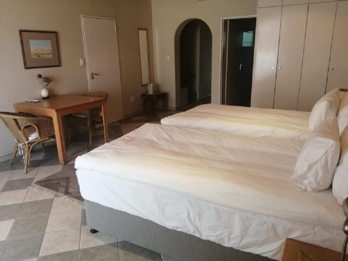 Hotel Pension Palmquell Klein Windhoek Екстериор снимка